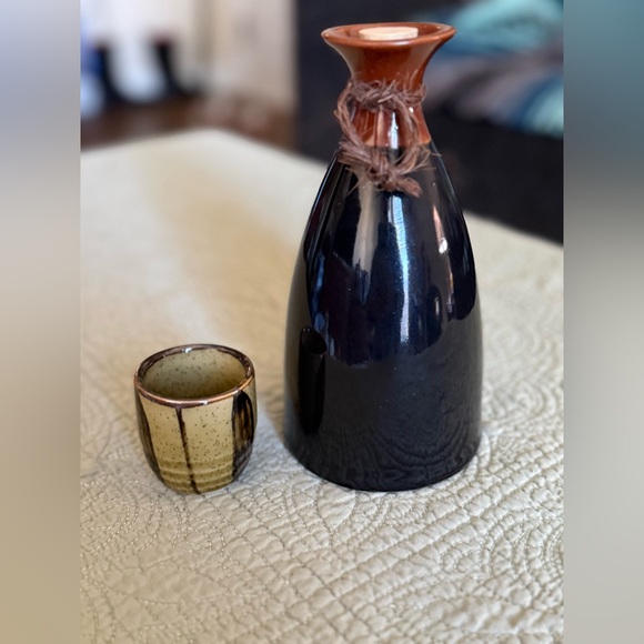 Vintage Elegant Black Ceramic Asian Sake Set - Picture 2 of 3